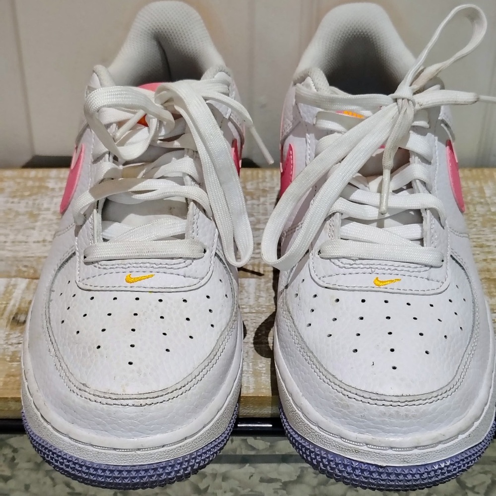 Nike White and Pink Sneakers Classic Design